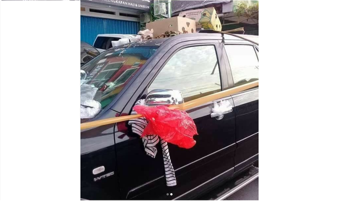 Sampah plastik dan kain pun juga ada di spion mobil