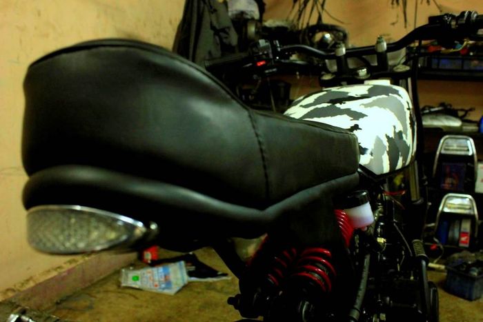 Yamaha RX100 custom scrambler dari Nomad Motorcycles