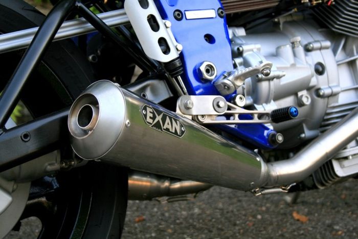 Knalpot lansiran Exan di Moto Guzzi V11 custom cafe racer milik Nico Dagroni