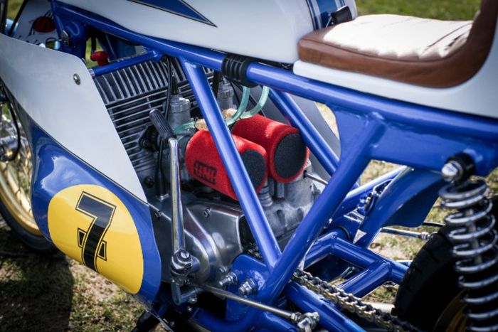 Tampilan mesin Suzuki T500 Titan 1975 custom vintage road racer dari Weberwerks