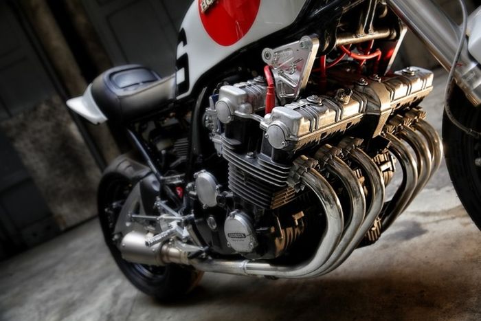 tampilan mesin enam silinder Honda CBX1000 custom streetfighter dari Tony&rsquo;s Toy Custom Motorcycles