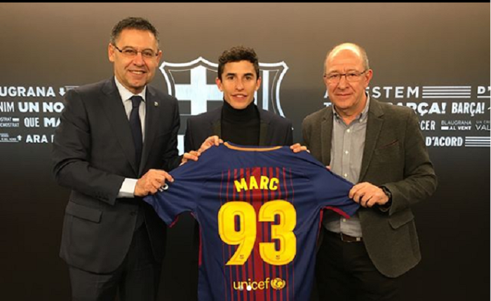 Marquez diberikan jersey Barcelona kala menjadi tamu spesial di pertandingan Barcelona vs Atletico Madrid