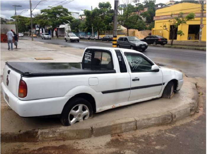 Mobil parkir sembarangan disemen di Brazil.