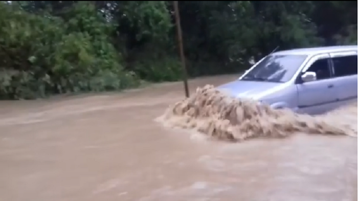 Isuzu Panther terlihat melewati genangan air banjir