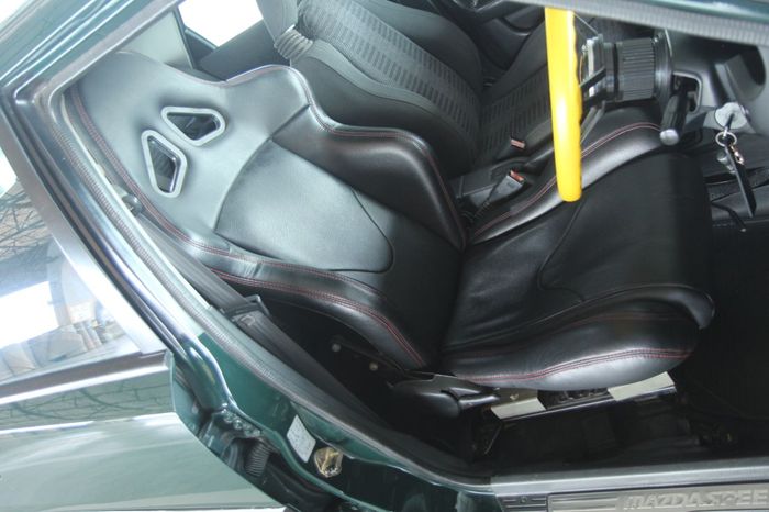 Jok bucket dari Mazdaspeed baru sebelah yang dipasang, pasang sendiri nih!