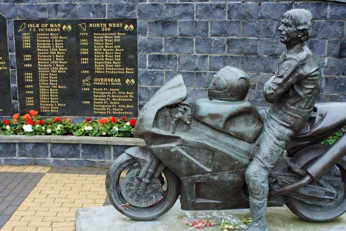 Patung untuk menghormati mendiang Joey Dunlop