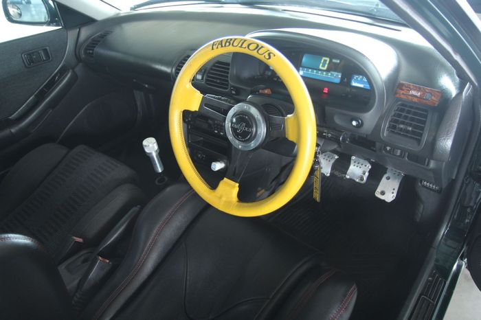 Setir Fabulous warna kuning, kontras euy!