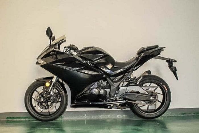 Penampakan samping Feely Phantom dengan warna hitam yang makin terlihat gagah