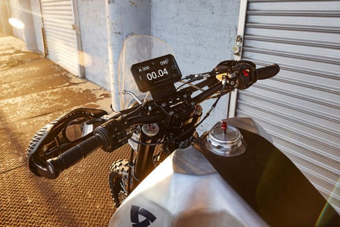 KTM 950 Super Enduro &ldquo;#95&rdquo; custom all-wheel-drive dari REV&rsquo;IT!