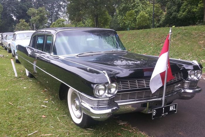 Cadillac Fleetwood 75 Limousine milik salah seorang anggota Perhimpunan Penggemar Mobil Kuno Indonesia (PPMKI) yang datang ke Bogor, Minggu (21/1/2018) 