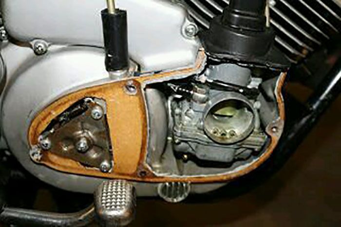Posisi karburator Kawasaki A7 Avenger di blok kanan, di sebelah kiri juga ada dan tersembunyi