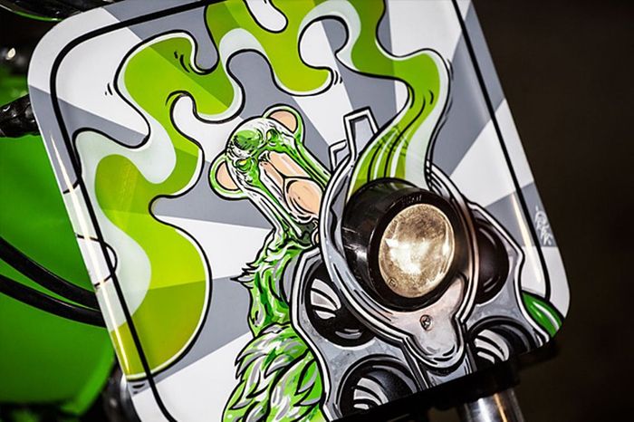 Teddy bear di panel depan Yamaha SR500 custom street tracker besutan Pan Slawomir