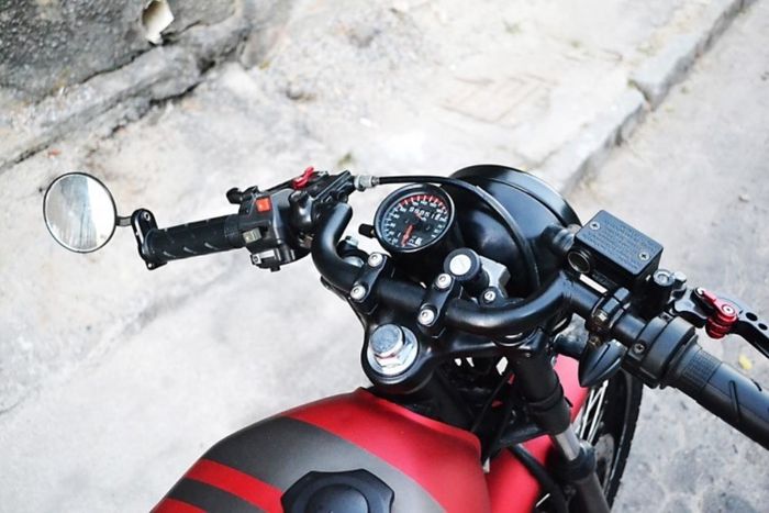 Tampilan setang clubman di Honda CG125 custom cafe racer besutan Carlos Costa