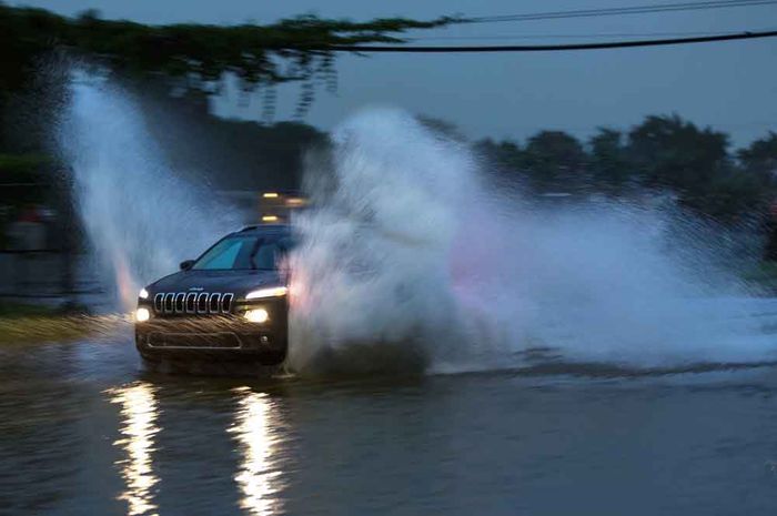 Alami aquaplaning di jalan saat hujan begini cara mengatasinya