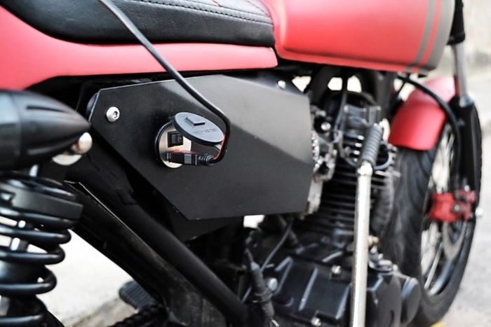 Adaptor USB di Honda CG125 custom cafe racer besutan Carlos Costa