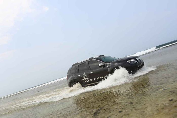 Lepas gas secara gradual, hingga mobil dapat traksi lagi