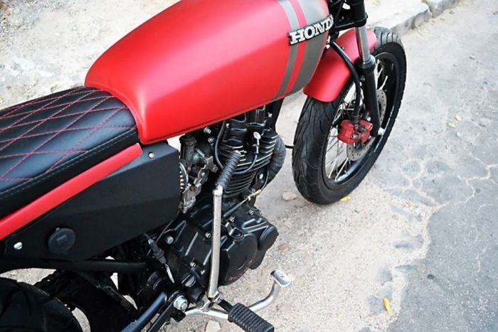 Laburan red matte di Honda CG125 custom cafe racer besutan Carlos Costa
