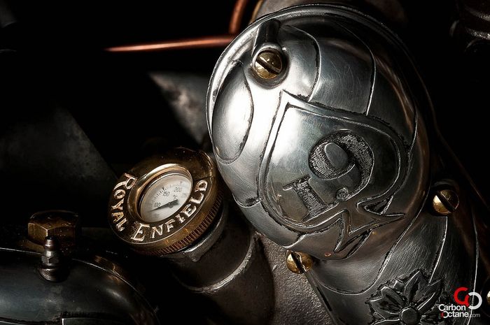 Pahatan di blok mesin kanan Royal Enfield Bullet 500 besutan Marco Moller