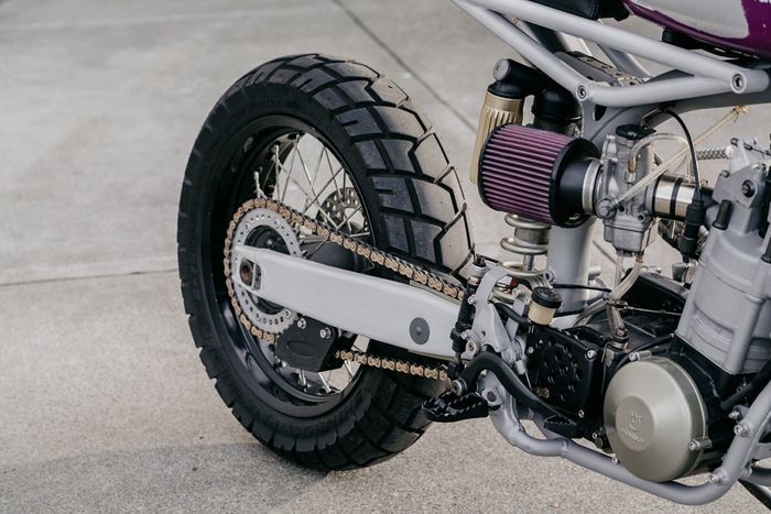 Kaki-kaki belakang Husqvarna TE 570 custom supermoto dari Moto Mucci