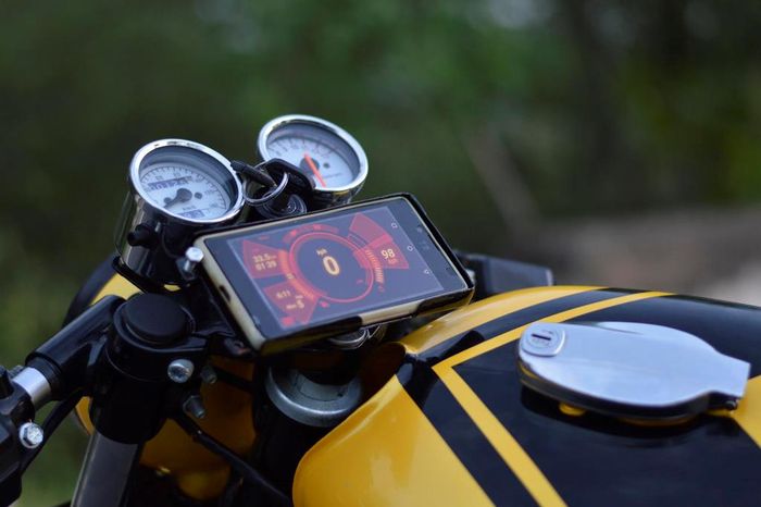 Gaya panel instrumen Bajaj Pulsar 150 custom cafe racer dari The Hustler Moto