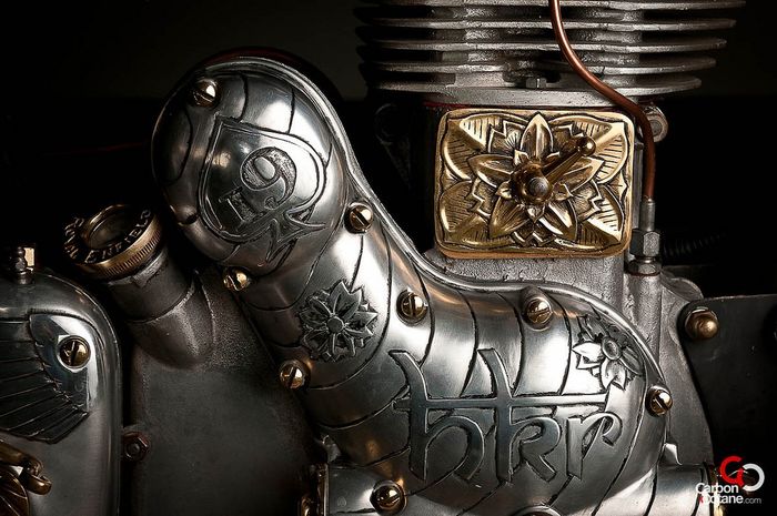 Pahatan di blok mesin kanan Royal Enfield Bullet 500  bobber besutan Marco Moller