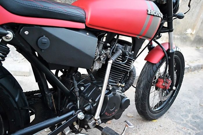 Honda CG125 custom cafe racer besutan Carlos Costa