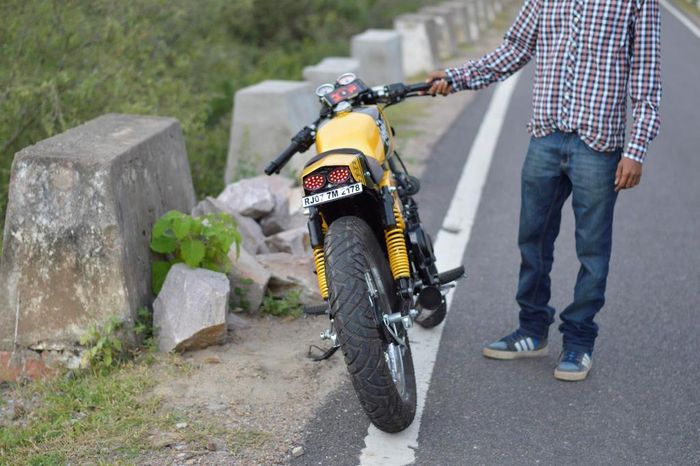 Tampilan belakang Bajaj Pulsar 150 custom cafe racer dari The Hustler Moto