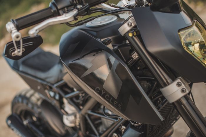 KTM Duke 390 custom tracker dari Revolt Cycles