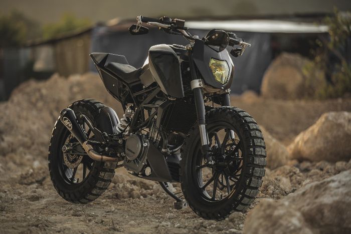 KTM Duke 390 custom tracker dari Revolt Cycles