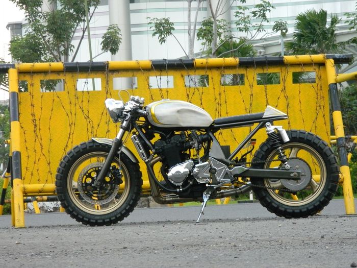 Suzuki Bandit 400 (Suzuki GSF400) custom cafe racer besutan Jowo Kustom