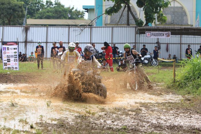 Mandi lumpur di Kicktengfest #4 2017