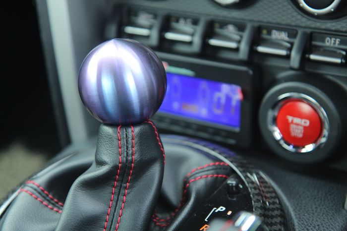 Shiftknob titanium dan tombol starter TRD