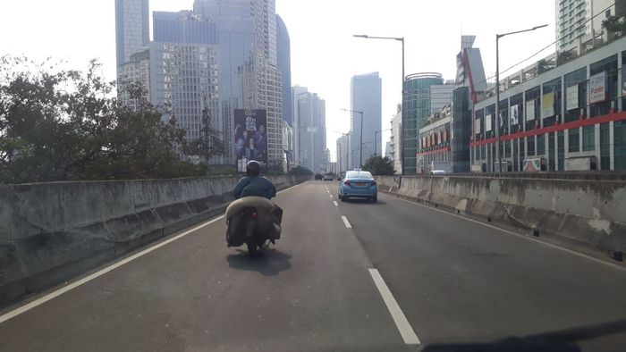 Pengendara motor masih ada yang nekat melewati JLNT Casablanca - Tanah Abang, Senin (19/3/2018).