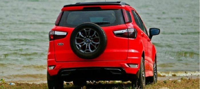 Tampilan belakang Ford EcoSport kelir Ferrari