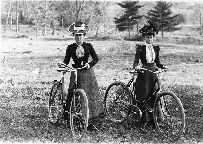 Perempuan Eropa dan sepedanya di tahun 1900