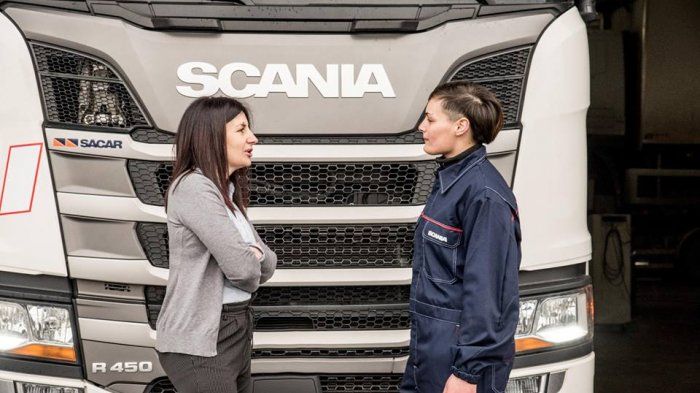 Nastacia Perucci berbincang dengan atasannya, Alessandra Lucaroni, di bengkel perawatan dan perbaikan truk Scania Ormia di Italia