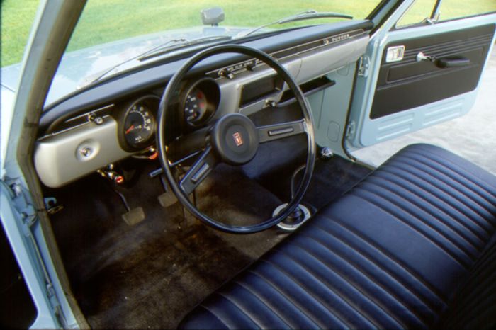 Interior Toyota Hilux generasi pertama (RN10-D) 1968