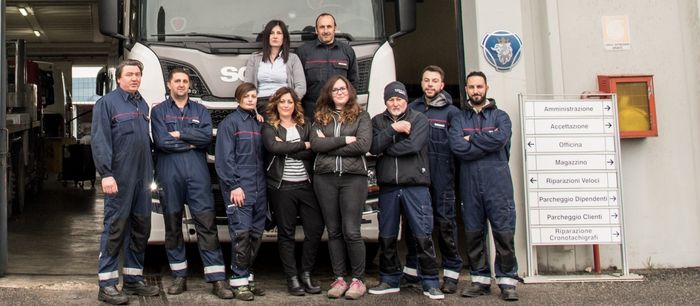 Natascia Perucci bersama tim mekanik di bengkel truk dan bus Scania Ormia di dekat Kota Roma, Italia