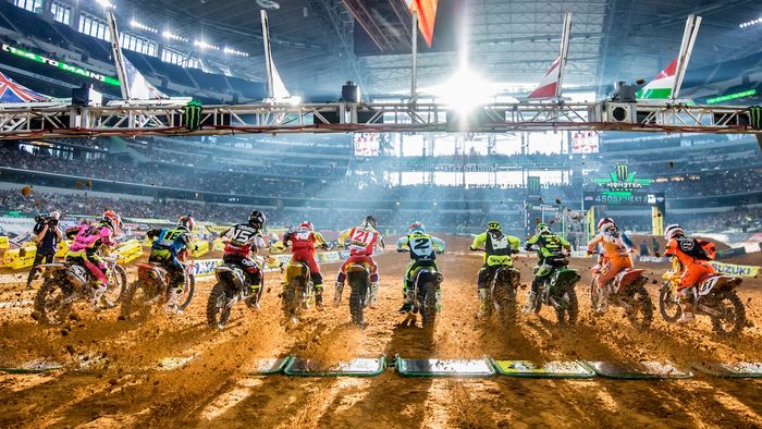 Supercross dilaksanakan di dalam stadion