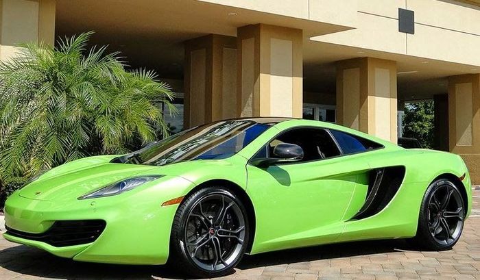 Ilustrasi mobil warna hijau