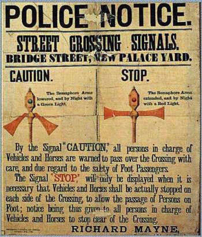 Lampu ada di tengah, pengguna jalan harus fokus dengan posisi plang nya