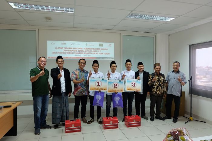 3 santri yang mendapatkan tool kit box