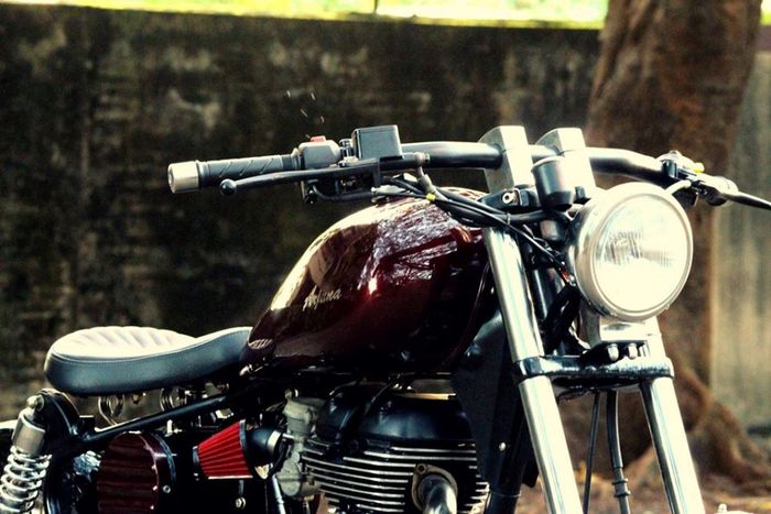 Royal Enfield Thunderbird 350 custom bobber dari Jedi Customs