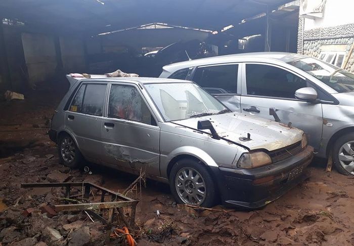Toyota Starlet 1988 milik Lutfi setelah terkena banjir