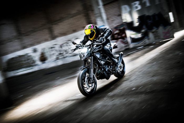 Husqvarna Nuda 900R berbodi serat karbon hasil garapan TripleSpeed