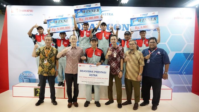 Manajemen Daihatsu berfoto dengan siswa SMK pemenang kompetisi