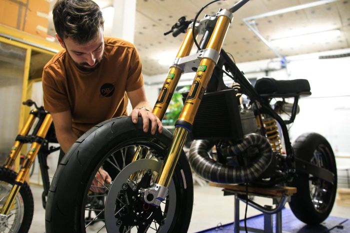 Honda CR500 &ldquo;LM-05&rdquo; custom supermoto besutan Dab Design