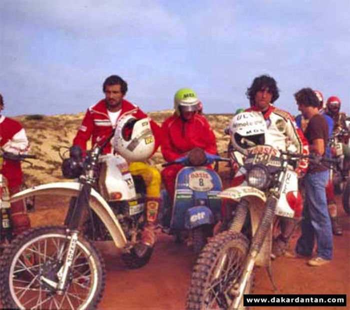 Marc Simonot dan pembalap lainnya yang mengendari motor enduro khusus off-road