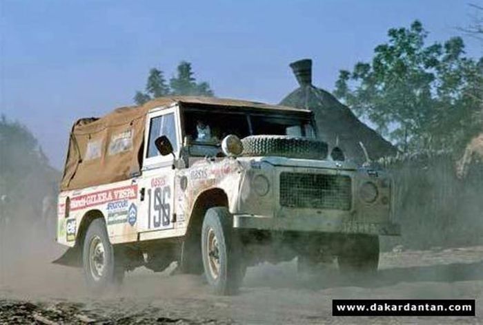 Kendaraan Land Rover untuk kru pendukung tim Vespa di Reli Paris-Dakar 1980
