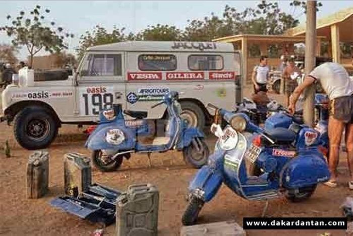 Reparasi dilakukan oleh kru pendukung untuk tim Vespa di Reli Paris-Dakar 1980